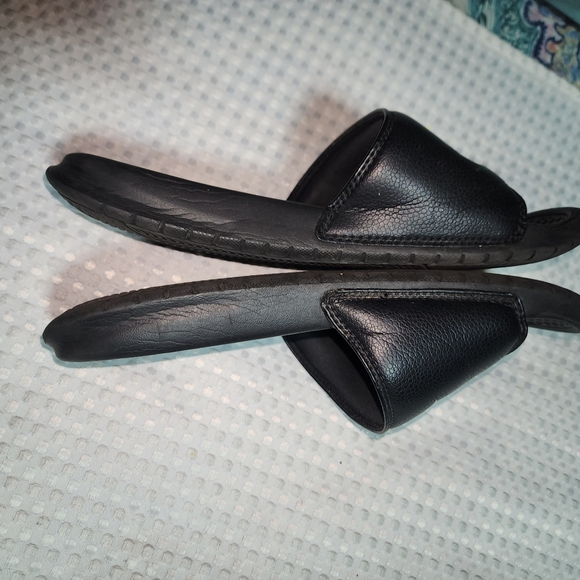 NIKE GUC WOMEN'S SIZE 8 BLACK SIGNATURE SLIDE SANDALS - Picture 6 of 6